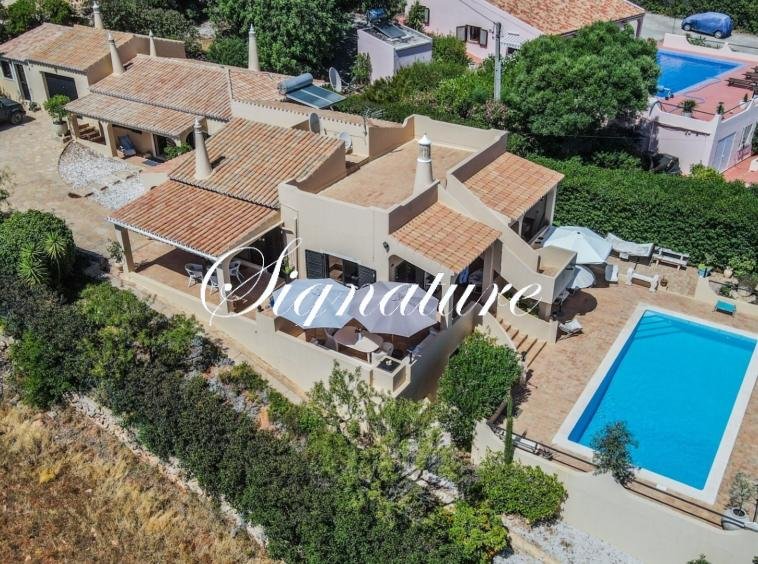 3 bedroom villa in Santa Barbara de Nexe with an amazing sea view; capacity of extension.