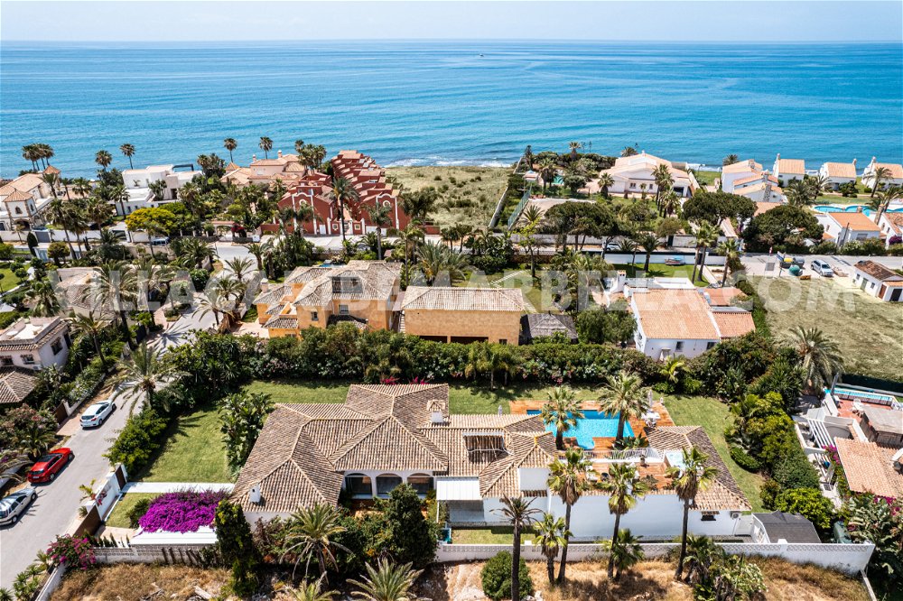 For sale, Luxury villa with private pool and sea view in Marbesa, Marbella 1065189389