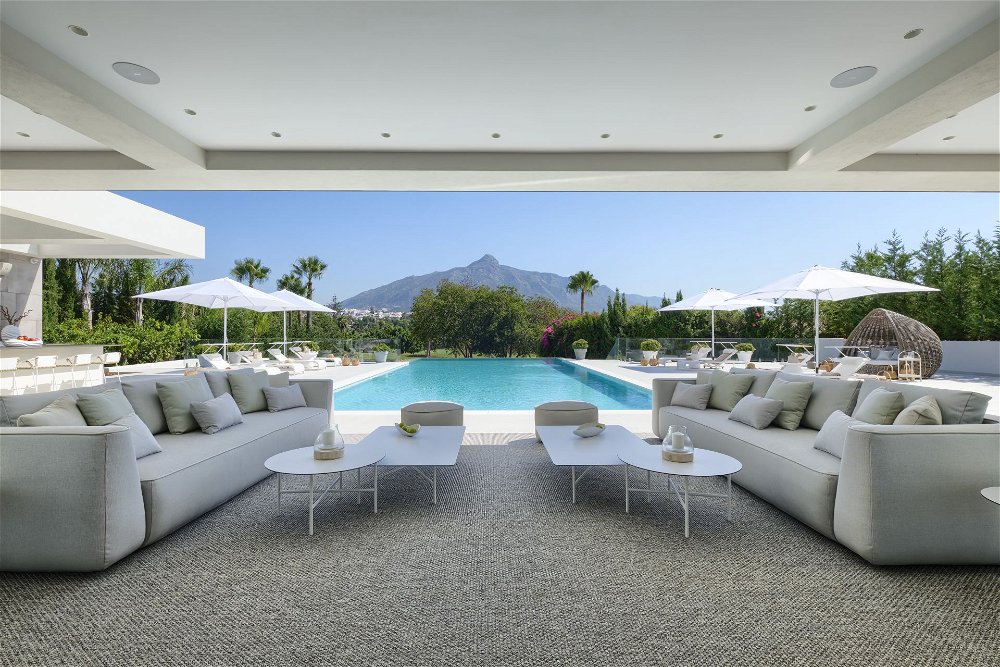 Invest in a magnificent villa in the frontline of Golf of Las Brisas in Marbella 1116038573