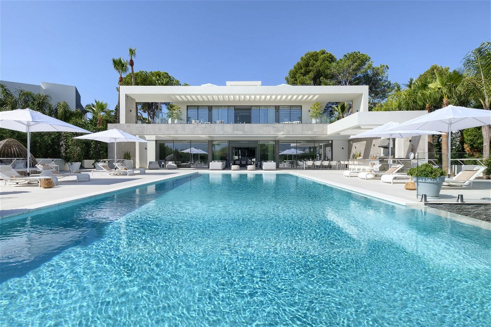 Invest in a magnificent villa in the frontline of Golf of Las Brisas in Marbella 1116038573