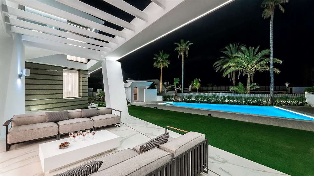 Newly built luxury frontline beach villa 1198230021