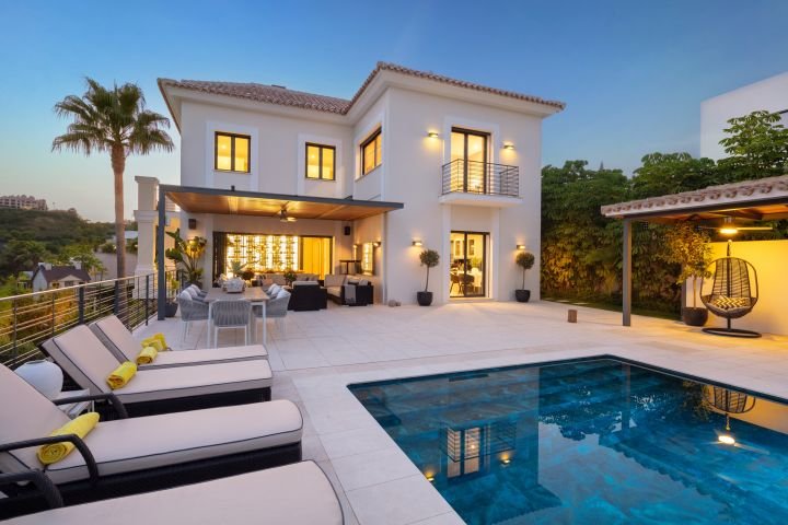 Contemporary villa for sale in El Herrojo, Marbella 1206826390