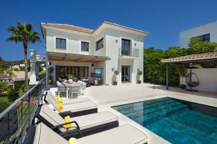 Contemporary villa for sale in El Herrojo, Marbella 1206826390