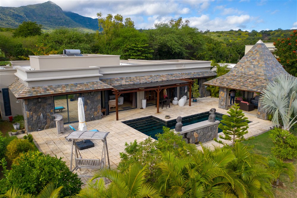 Invest in a superb villa with swimming pool in a green setting in Black River, Mauritius. 1818562909