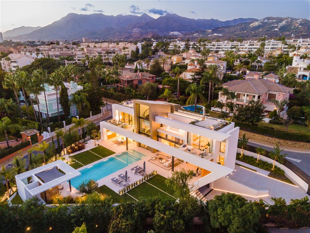 For sale on the Costa del Sol a luxury property with pool in Marbella 1947488062