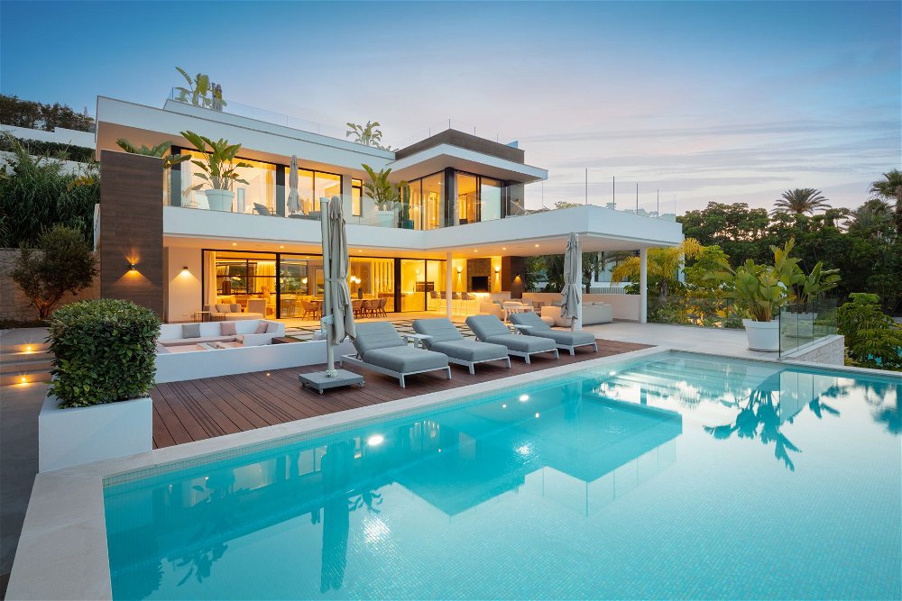 Buying a luxury villa with pool in Marbella located in the coveted Golf Valley of Nueva Andalucía. 2086862379