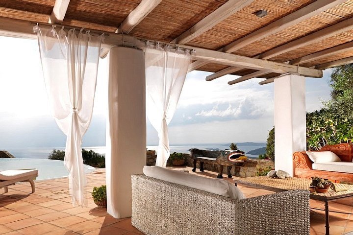 A luxury villa that offers amazing sea views in Agios Lazaros area 2199943787