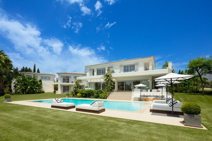 Magnificent frontline Golf villa for sale in Marbella 2458965003