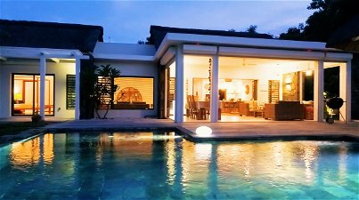 For sale luxury villa with infinity pool in Black River in Mauritius 2990904656