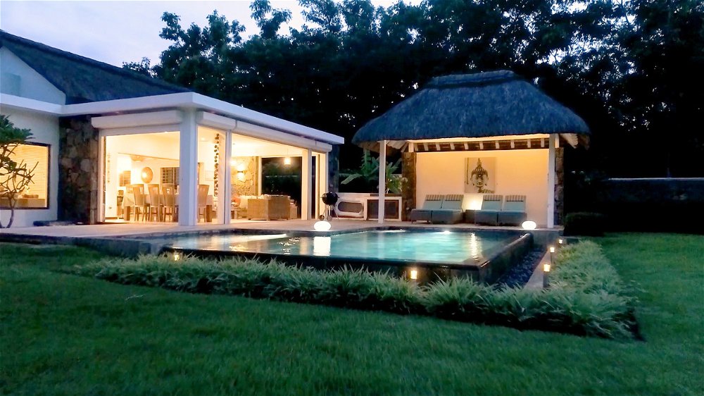 For sale luxury villa with infinity pool in Black River in Mauritius 2990904656