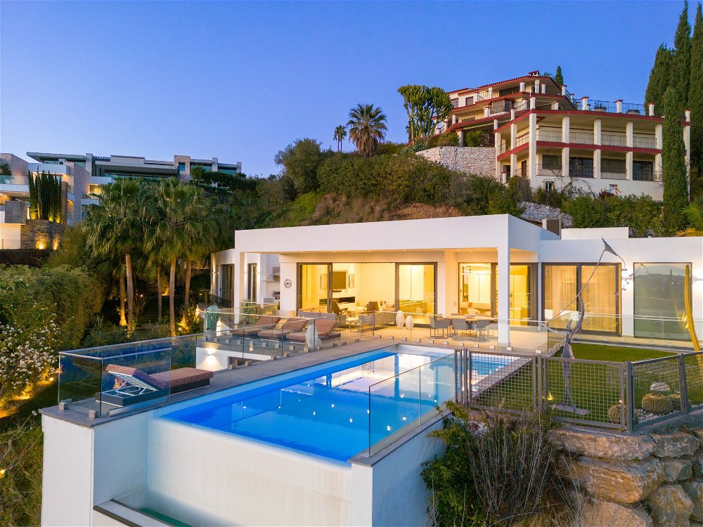 Luxurious modern villa for sale in El Herrojo, Marbella 3175999084