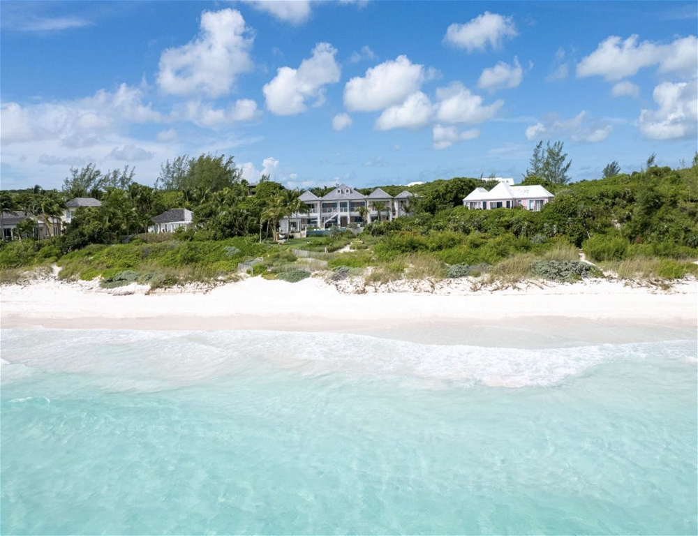 For sale waterfront colonial villa in the Bahamas 3262036888
