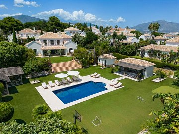 Invest in the luxury and comfort of an exceptional villa in El Paraiso, Marbella. 3698215817