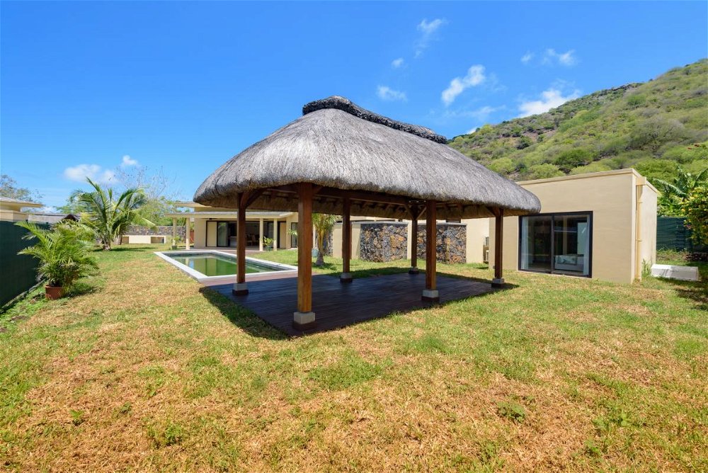 For sale in the west of Mauritius a prestigious tropical villa 3754194122