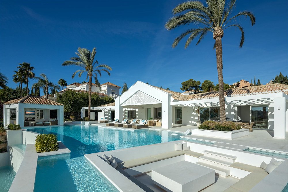 6 bedroom villa for sale in Nueva Andalucia with Panoramic Views 49906642