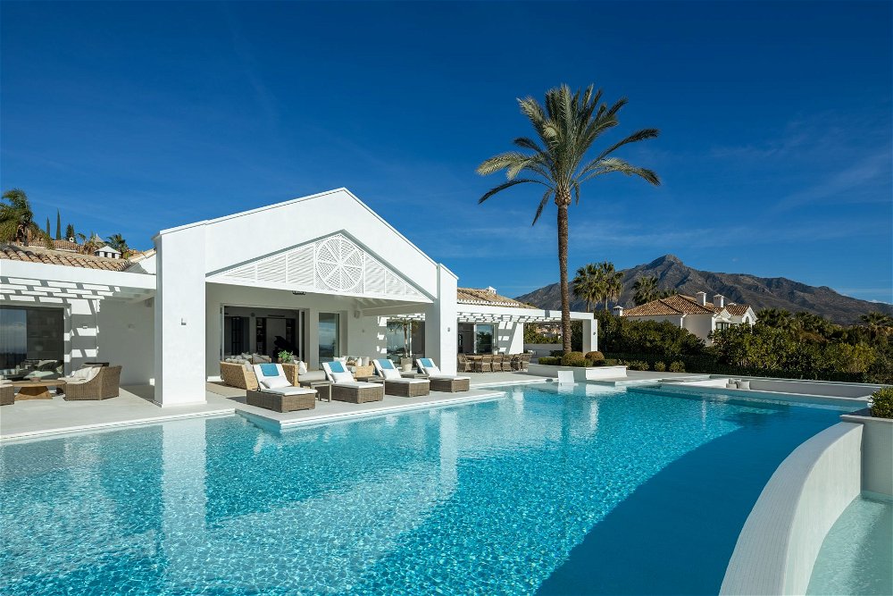 6 bedroom villa for sale in Nueva Andalucia with Panoramic Views 49906642