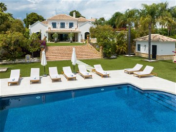 Buying a luxury villa in Marbella on the new Golden Mile 537809710