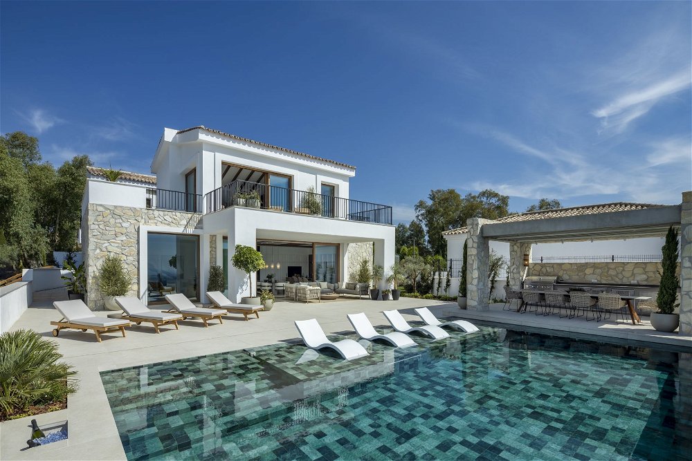 Traditional and modern luxury villa with sea view for sale on The Hills in La Quinta 571047585