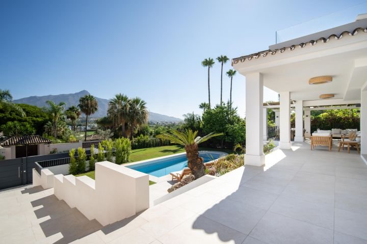 Spacious modern villa with pool and sauna for sale in Marbella 61949110