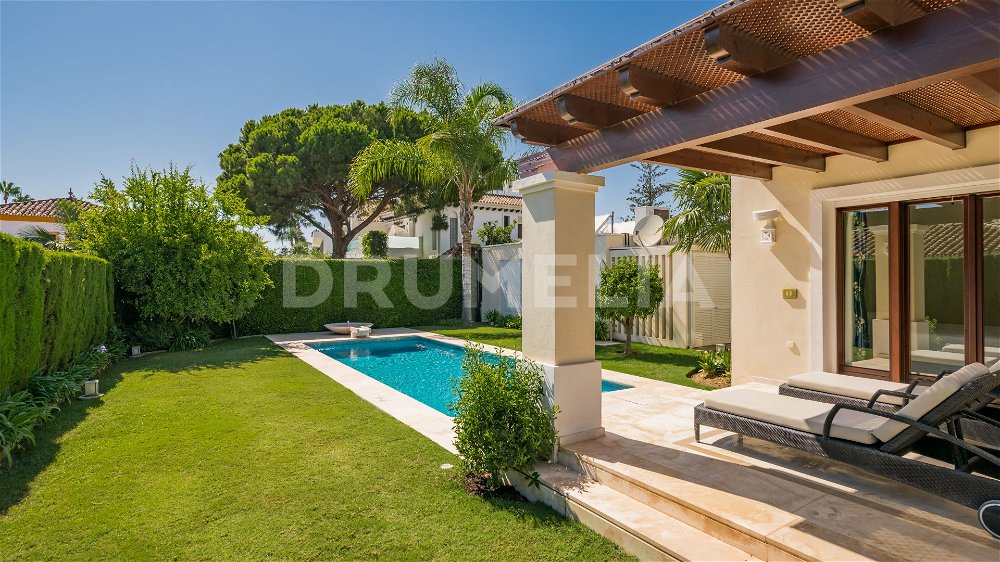 Luxury beachside villa in the Golden Mile 675124306