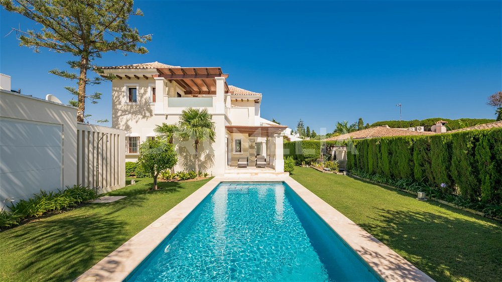 Luxury beachside villa in the Golden Mile 675124306