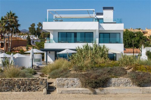 Stunning beachfront villa 776972844