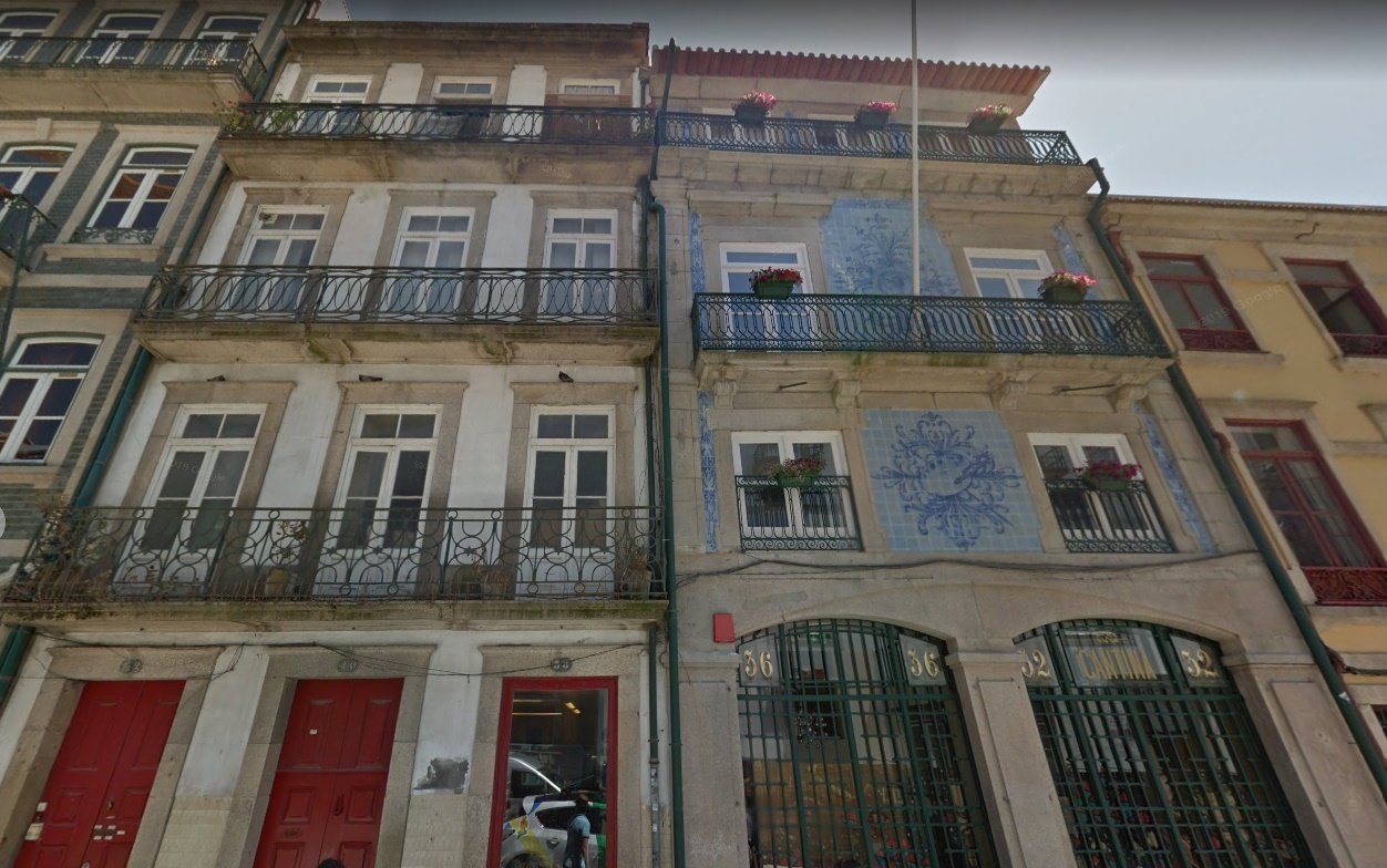 Building with project in the approval phase in downtown Porto