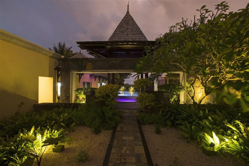 Balinese-style villa with access to the beach and 5* hotel services for sale in Bel Ombre, Mauritius 2326644817