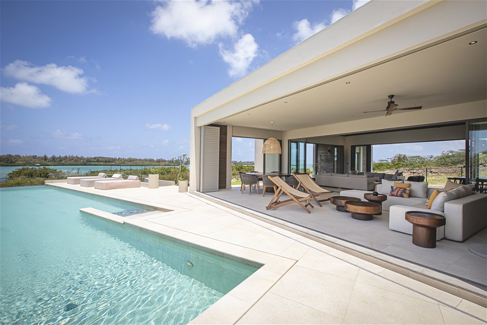 Superb luxury villa for sale in a golf estate in Beau Champ on the east coast of Mauritius 142575260