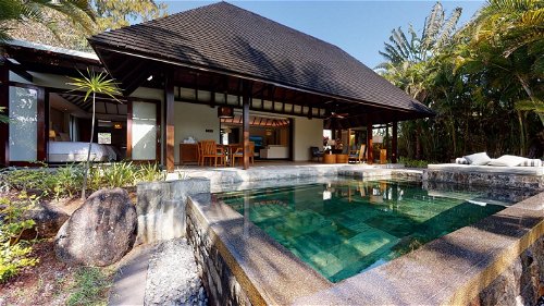 Luxurious beachfront villa for sale in a golf estate in Beau Champ on the east coast of Mauritius 1717798731