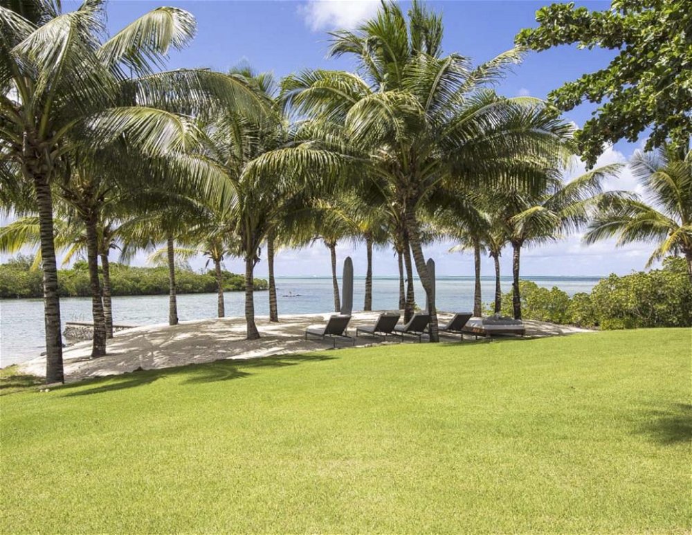 Luxurious villa with private beach for sale in Beau Champ on the east coast of Mauritius 1906523704