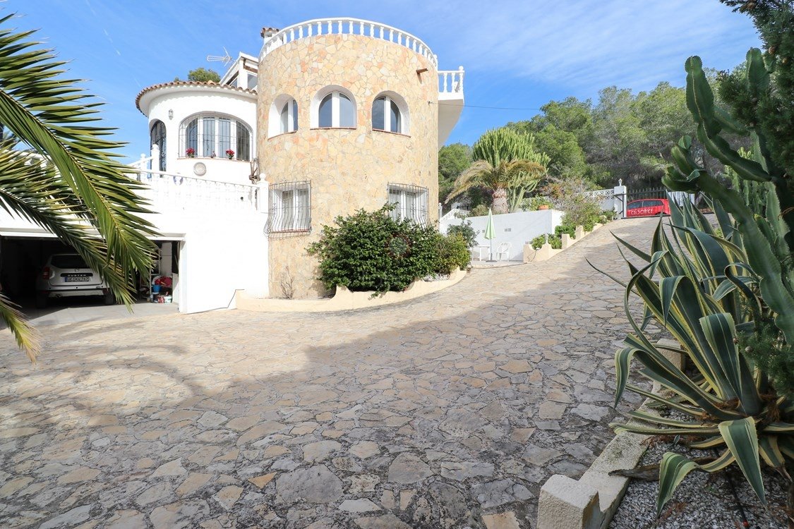 Two-level villa with four bedrooms and three bathrooms for sale in Benissa.