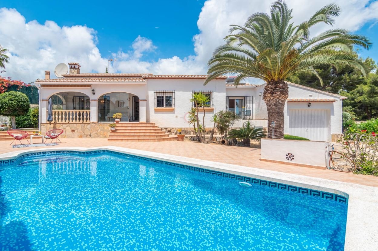 ​For sale: An elegant villa situated in La Cometa Moraira