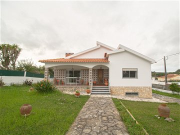 Detached villa located in Nadadouro 3746313741