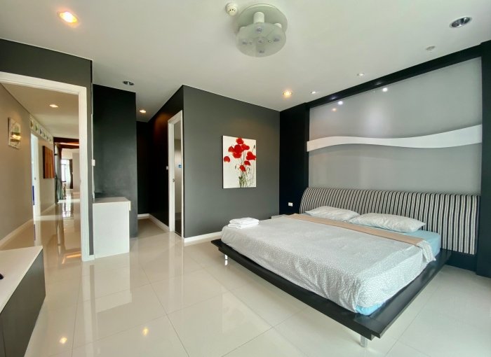 Spacious 4 Bedroom Condominium in Kamala for Sale 1510083332